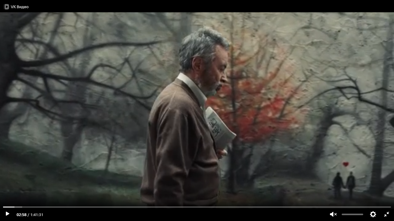 Emilio caminando delante de un mural